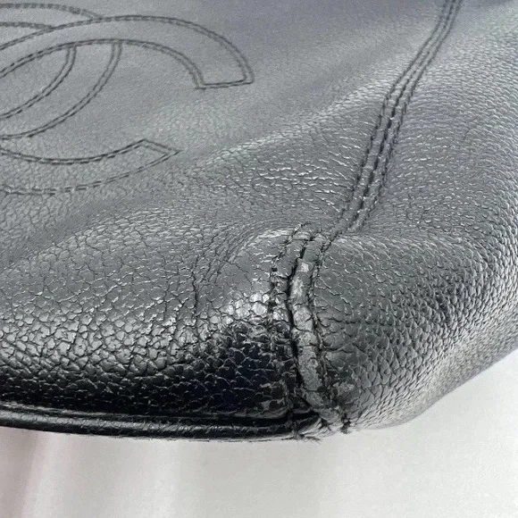 CHANEL Black Leather Shoulder Bag with Classic Design - Picture 8 of 17